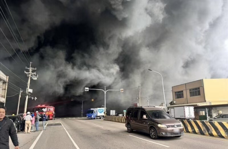 台湾台中市一超市仓库发生火灾 多人被困