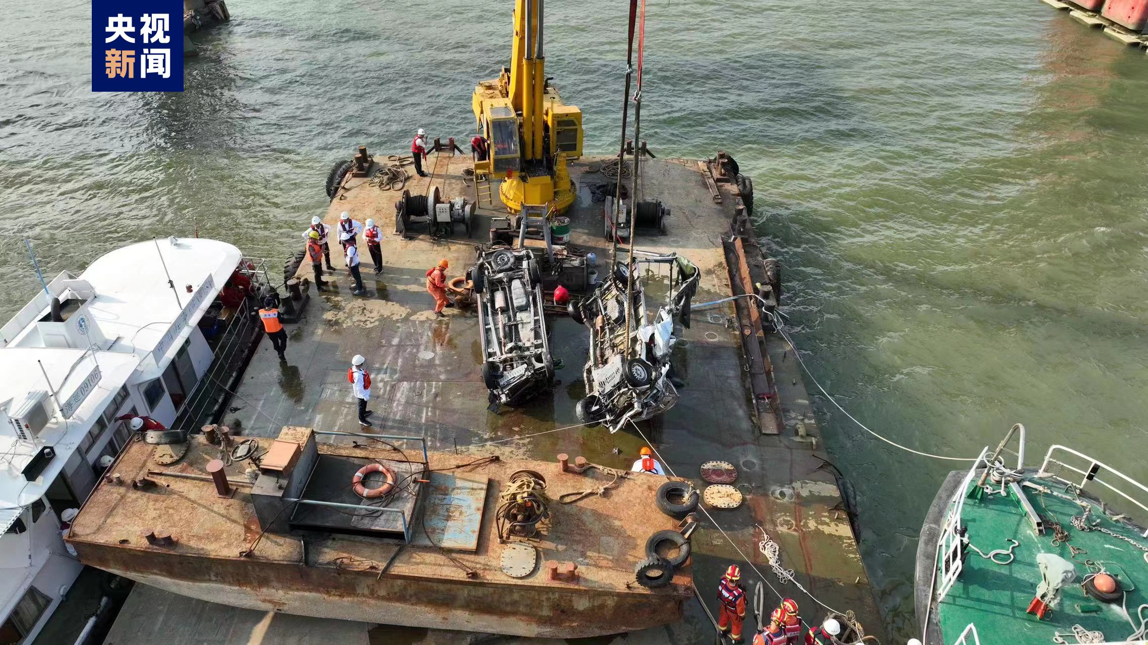 广州南沙沥心沙大桥被撞断 最新救援进展：两辆落水车辆已全部吊起