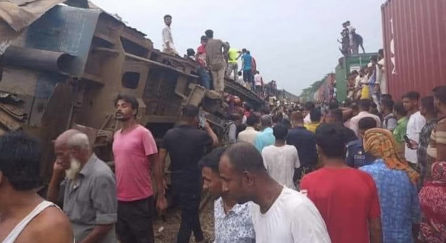 孟加拉国火车相撞事故已造成至少20人死亡