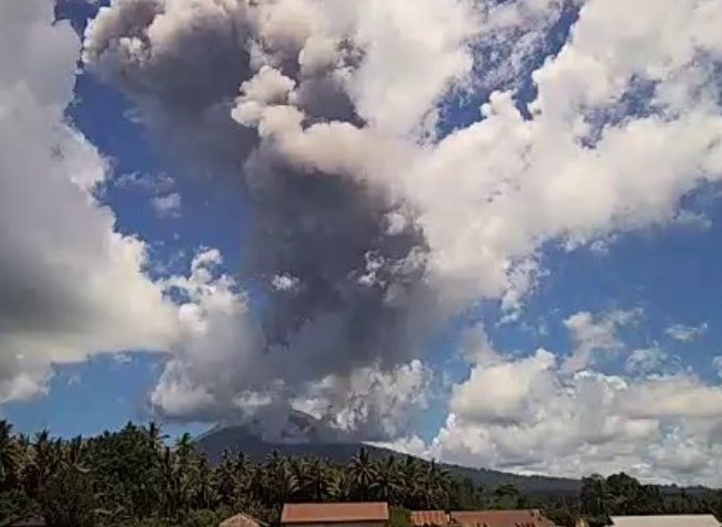 印尼伊布火山喷发 火山灰柱达2000米