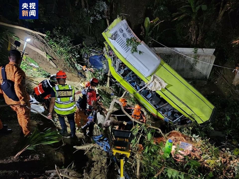 菲律宾安蒂克省巴士坠崖事故死亡人数更正为17人