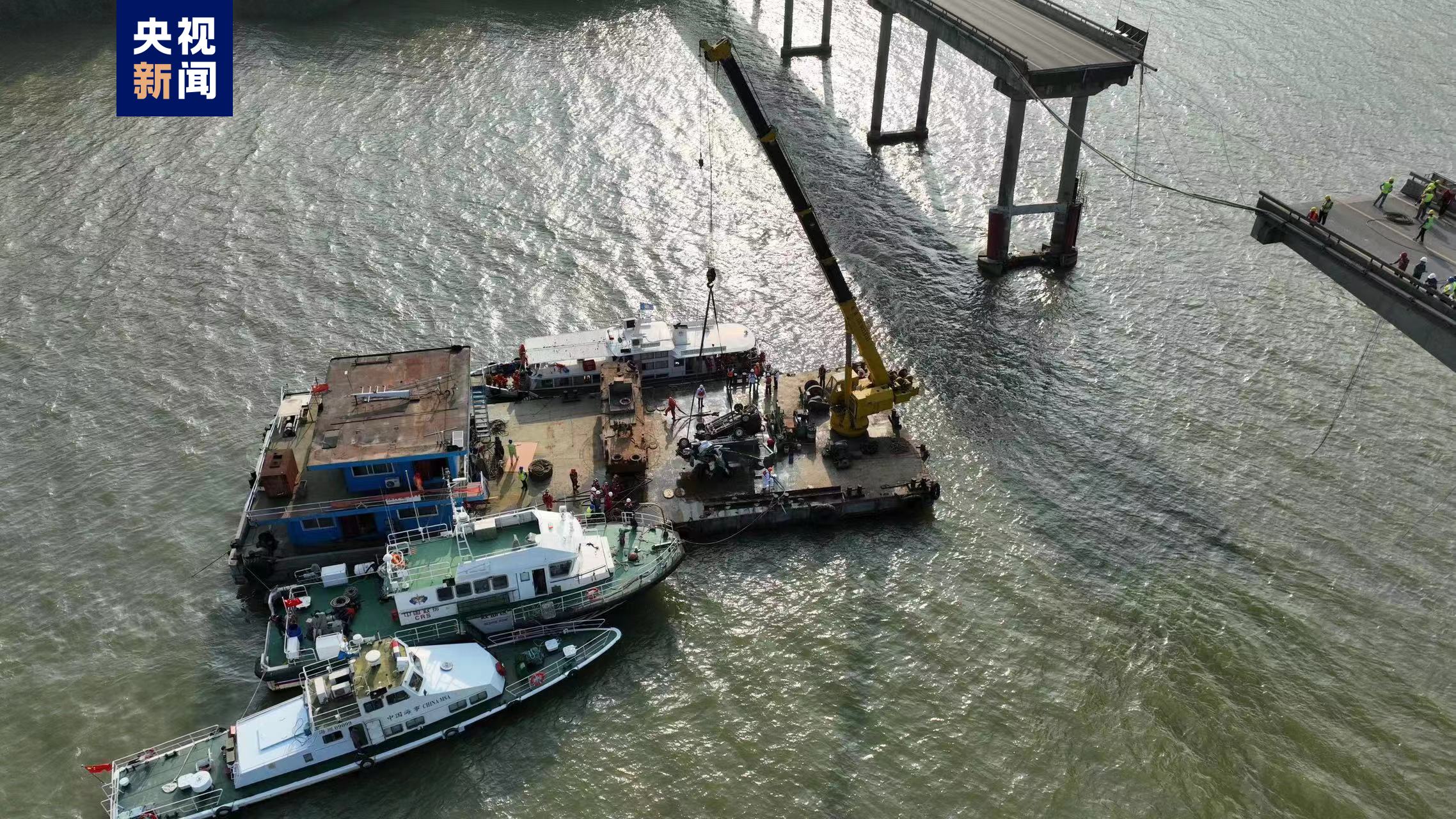 广州南沙沥心沙大桥被撞断 最新救援进展：两辆落水车辆已全部吊起