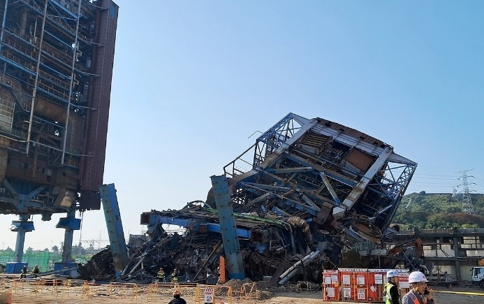 韩国发电厂锅炉塔倒塌已确认致3人死亡
