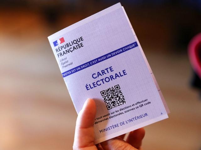 法国总统选举“决战”在即 电视辩论马克龙暂居上风