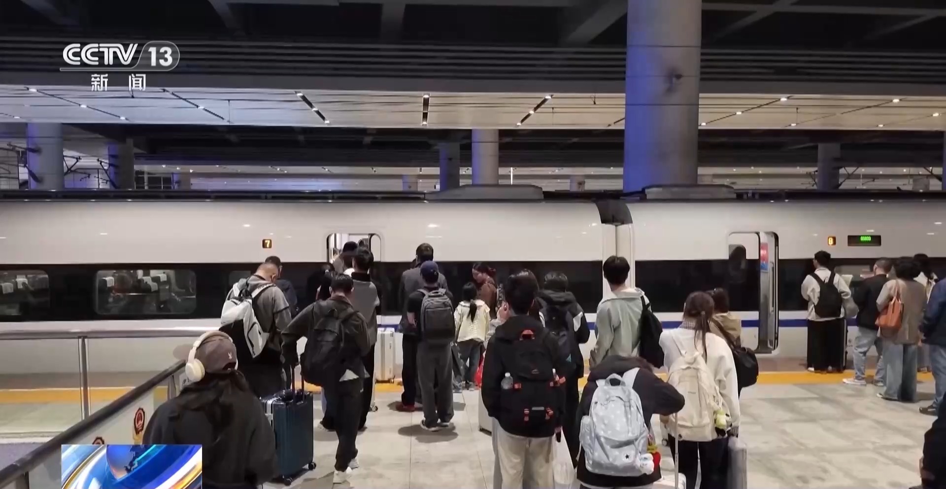 中秋国庆假期将至 多地加开夜间高铁