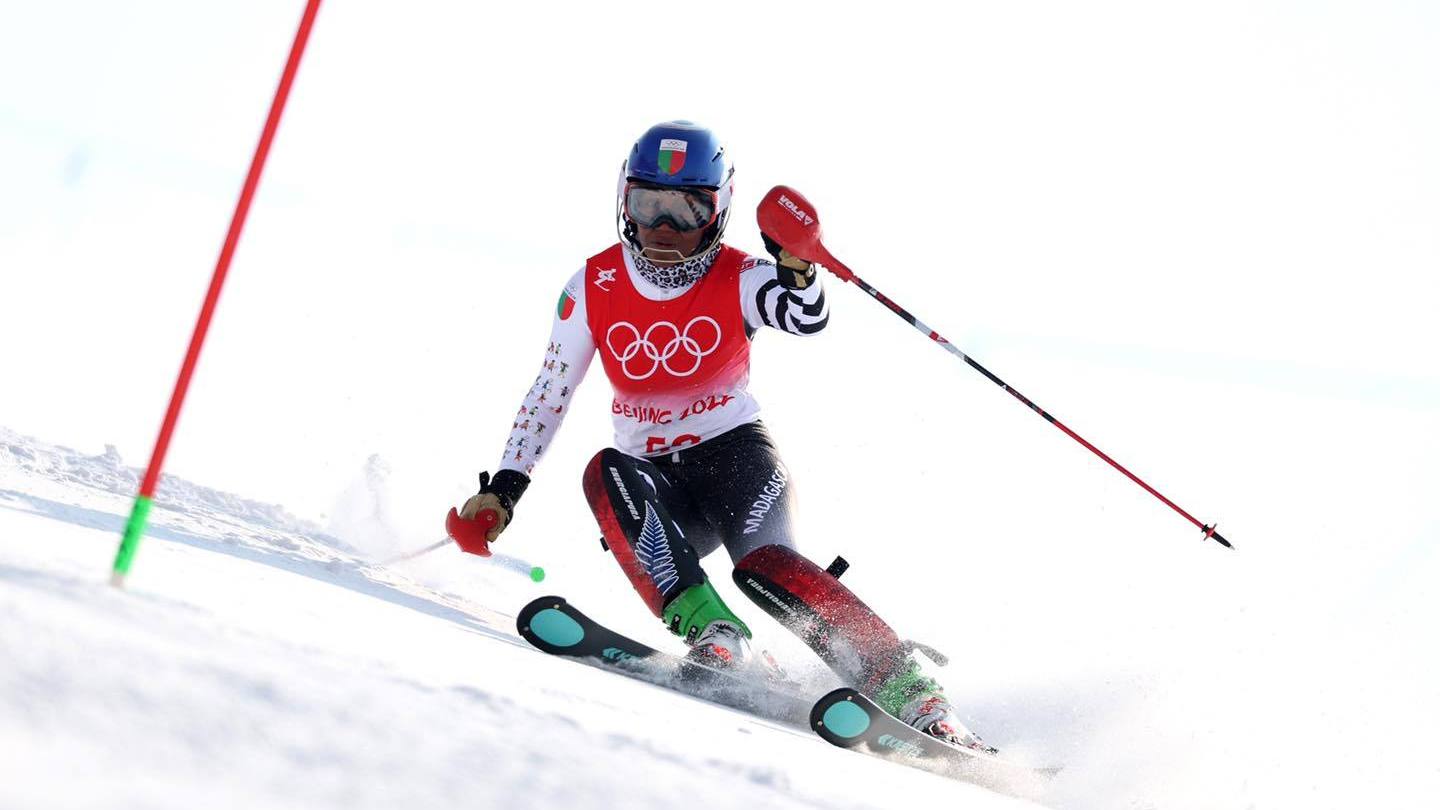 这名滑雪运动员穿着亲自设计的服装参加北京冬奥会
