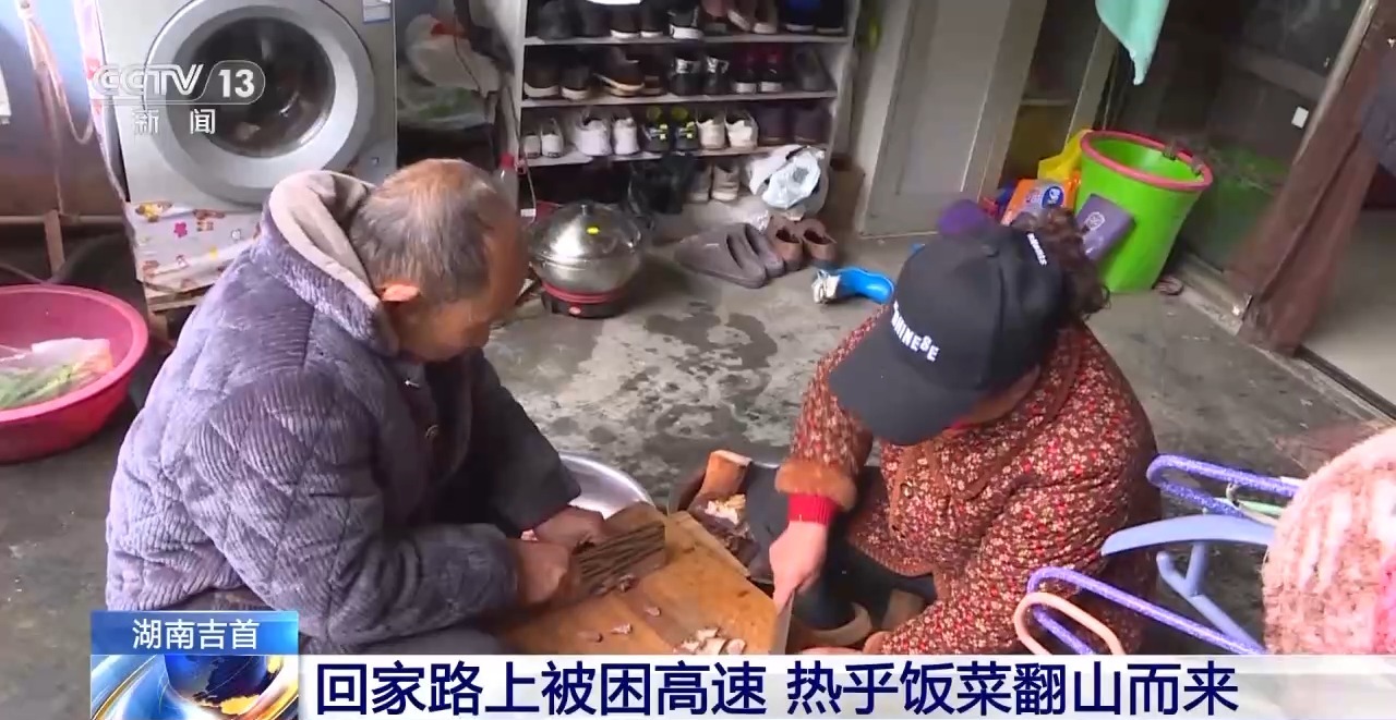 司乘人员滞留高速 他们雪中送餐暖人心