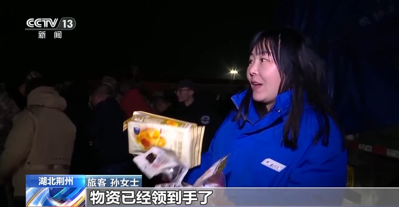 司乘人员滞留高速 他们雪中送餐暖人心