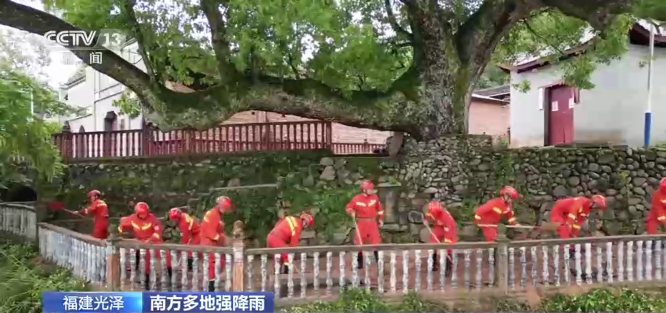 南方强降雨 各地雨后清淤排涝 恢复生产生活