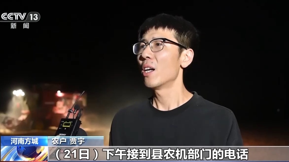 接到降雨预警 河南方城“挑灯夜战”抢收小麦