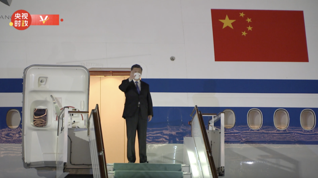 视频丨习近平步出舱门 米尔济约耶夫总统在机场热情迎接