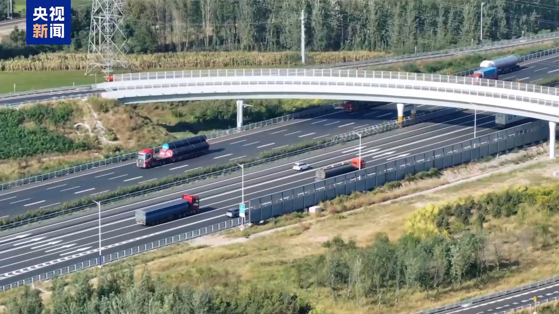 假期出行持续火热 昨天全社会跨区域人员流动量预计近2.9亿人次