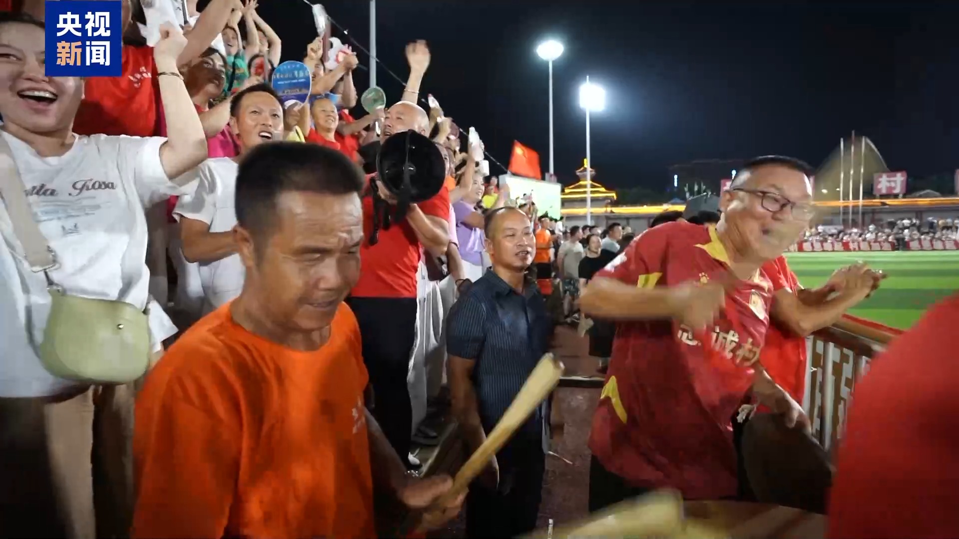 洪水难阻绿茵梦 忠诚村闯进“村超”决赛只为把奖品小黄牛带回村