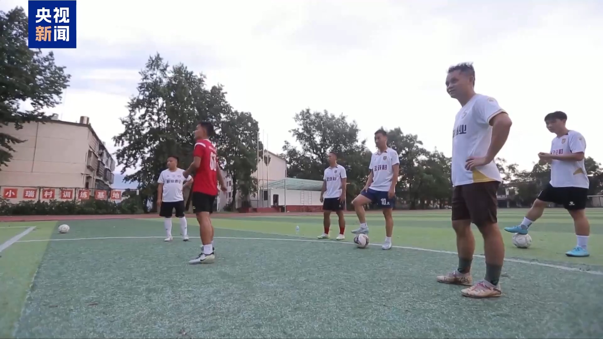 洪水难阻绿茵梦 忠诚村闯进“村超”决赛只为把奖品小黄牛带回村