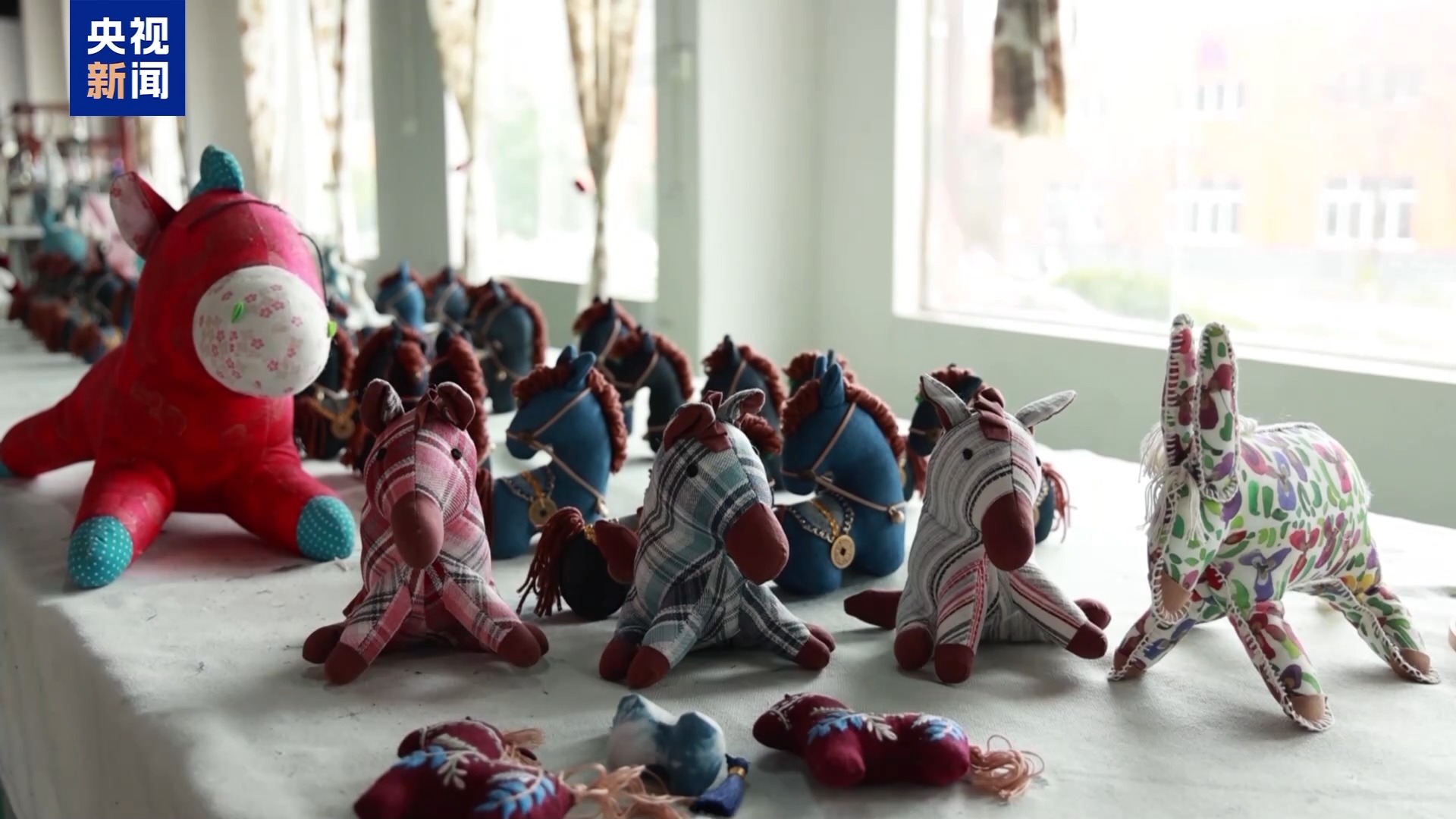 年货市场“马”上热 毛南绣娘订单排到年后