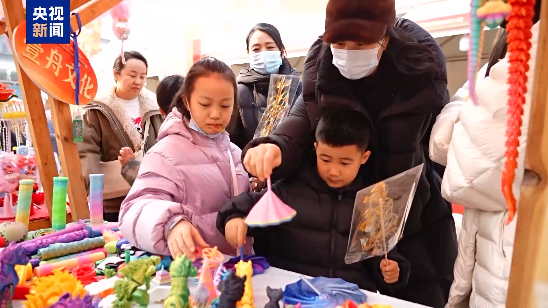 年货市场“马”上热 毛南绣娘订单排到年后