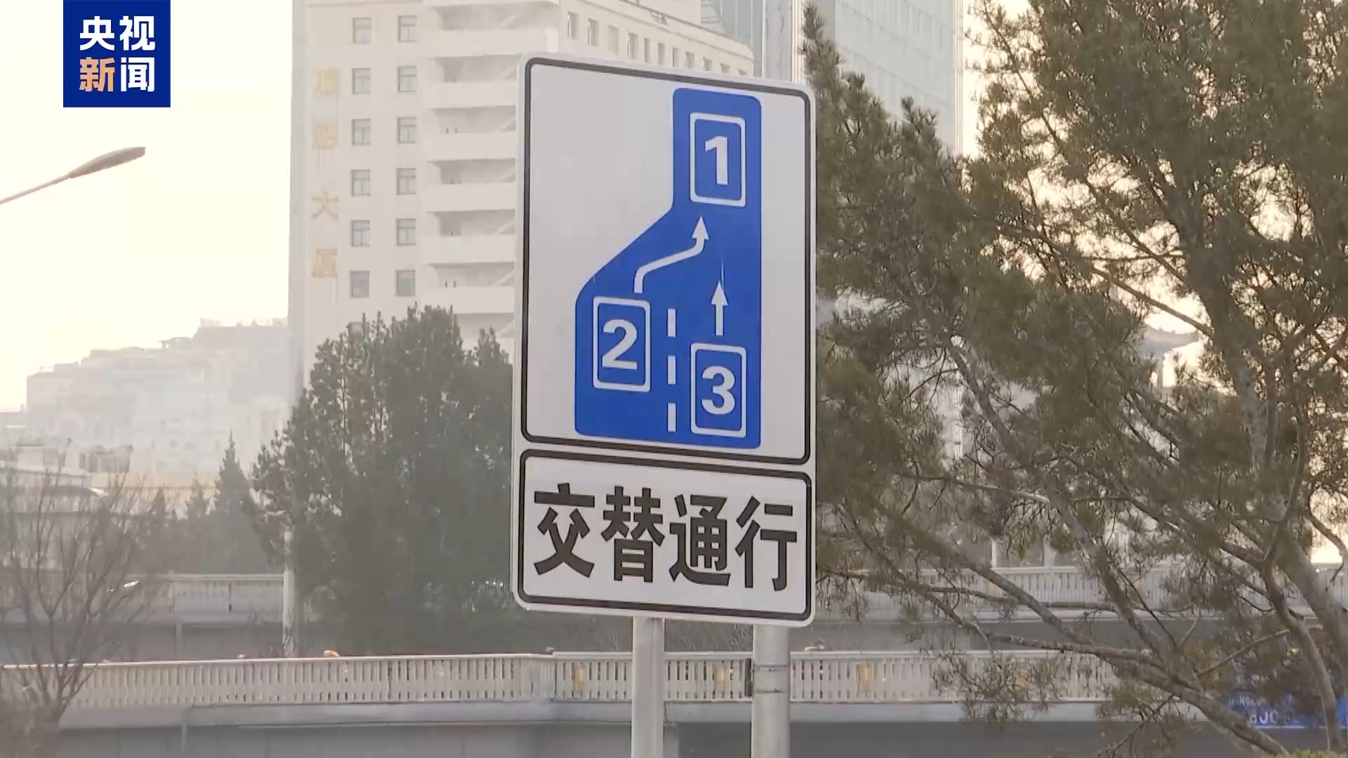 开车遇到“拉链式”交替通行路段该怎么走？交警详解