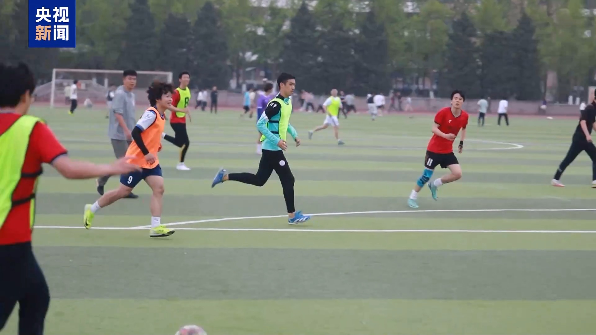 课间15分钟+每日2小时 大中小学生动起来~