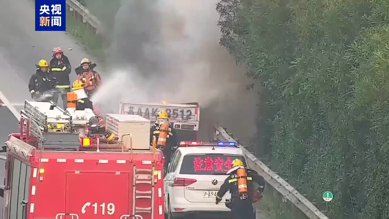 车辆高速突发自燃险情 交警紧急处置化险为夷