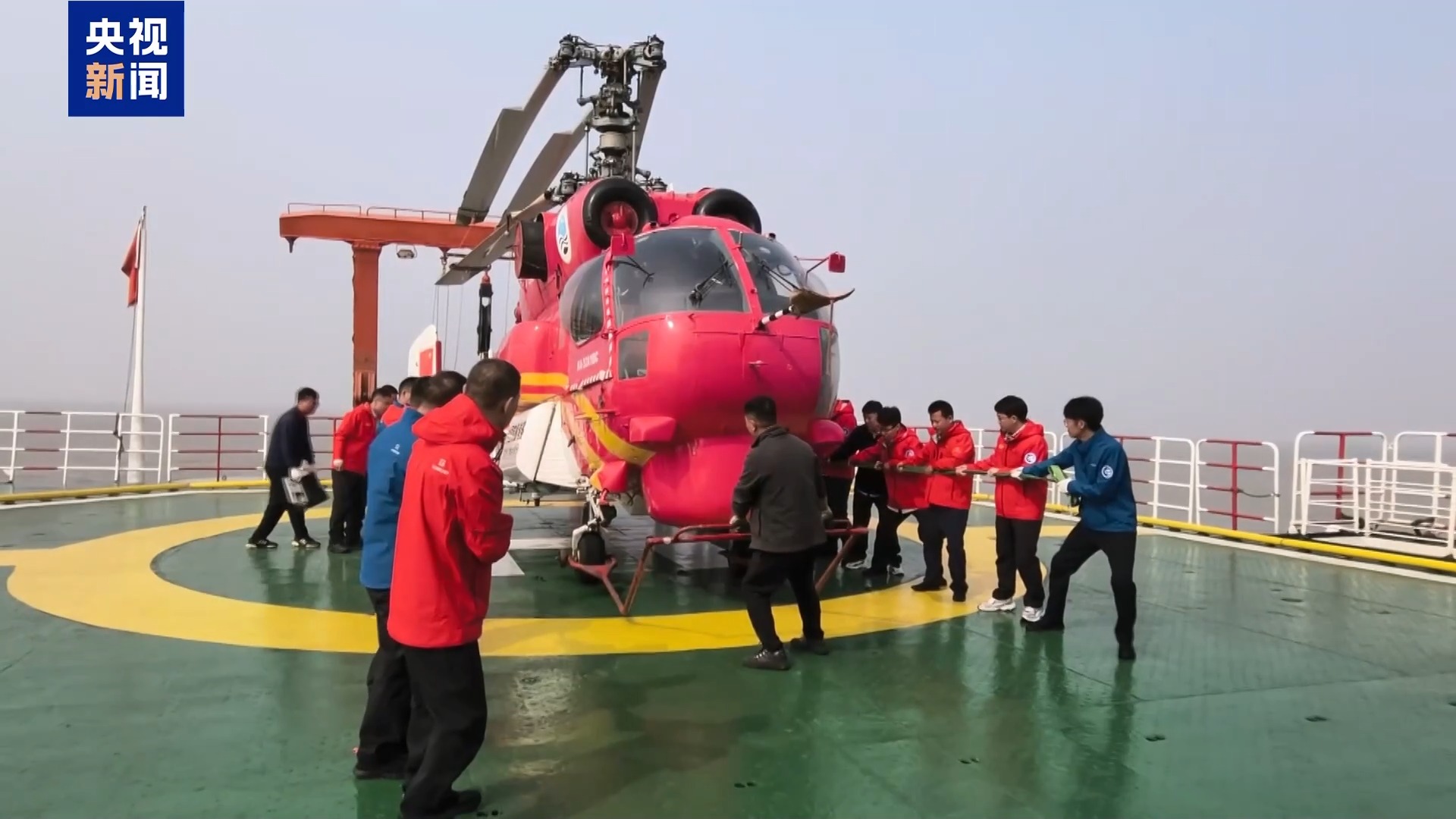 “雪龙”号上首项作业：人力“推飞机”入库