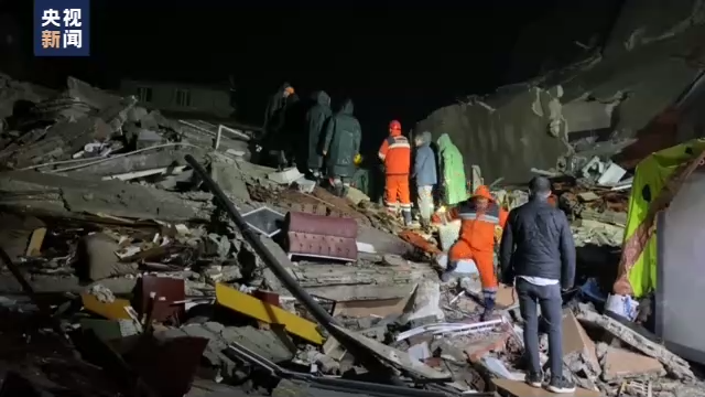 土耳其哈塔伊省部分受灾民众帐篷中度过震后第一夜